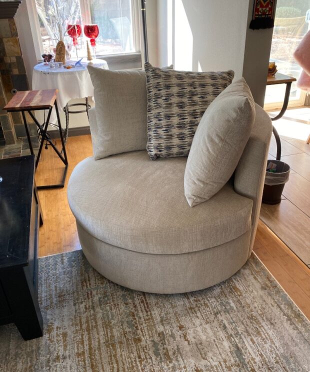Raven 40 inch swivel chair in room setting